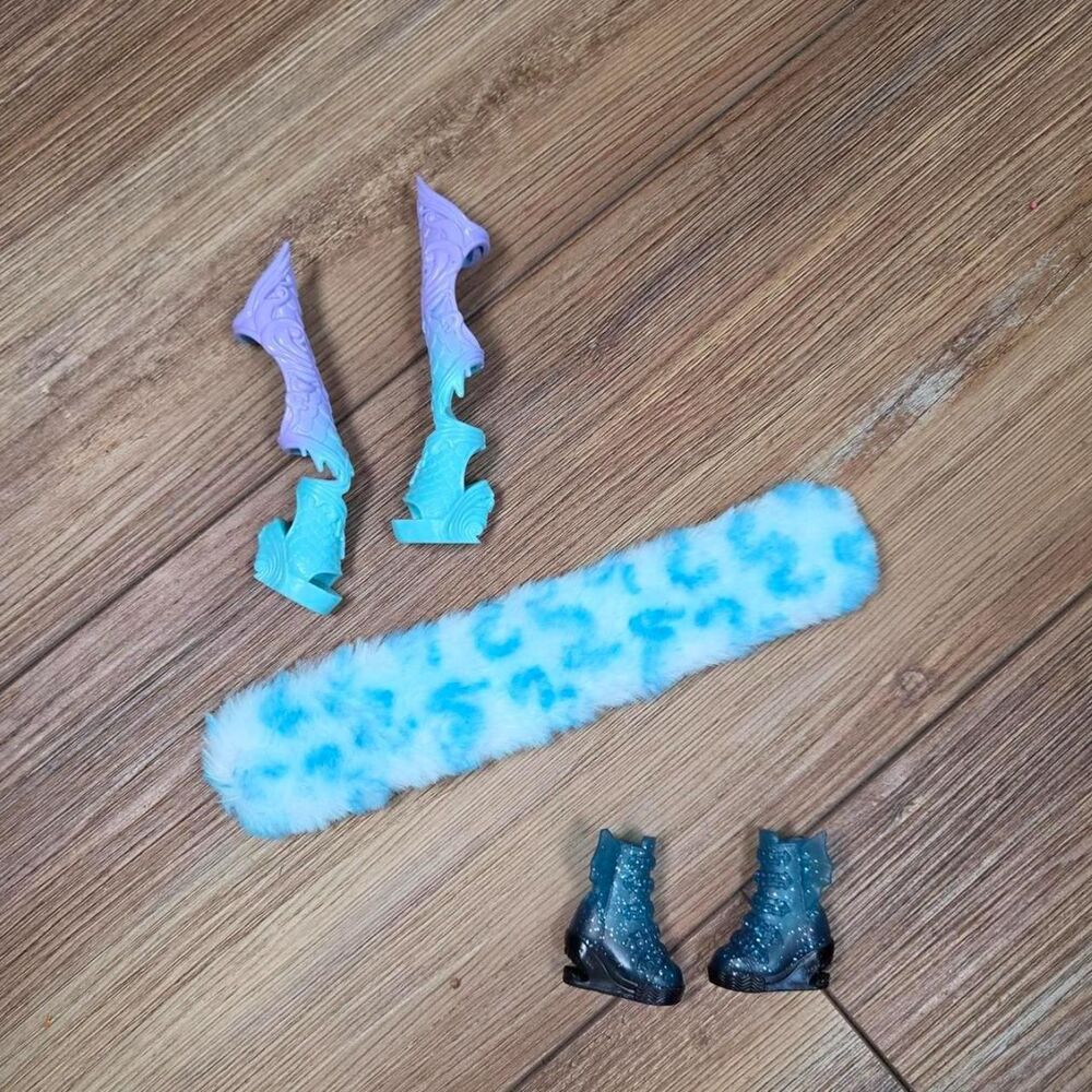 2023 Monster High Skulltimate Secrets Fearidescent Lagoona Accessory Bundle